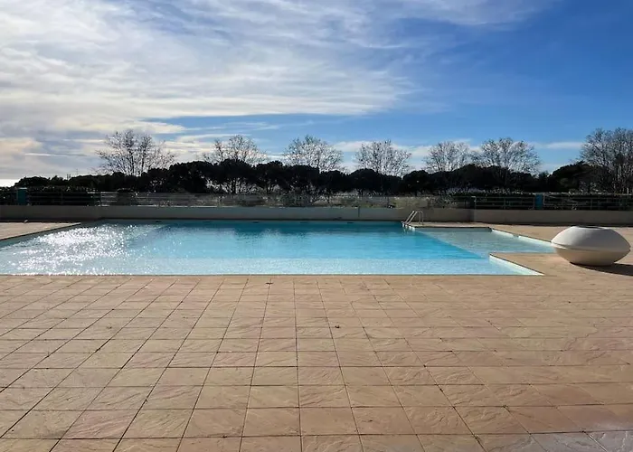 F2 Climatise, Piscine, Parking, Tout A Pied