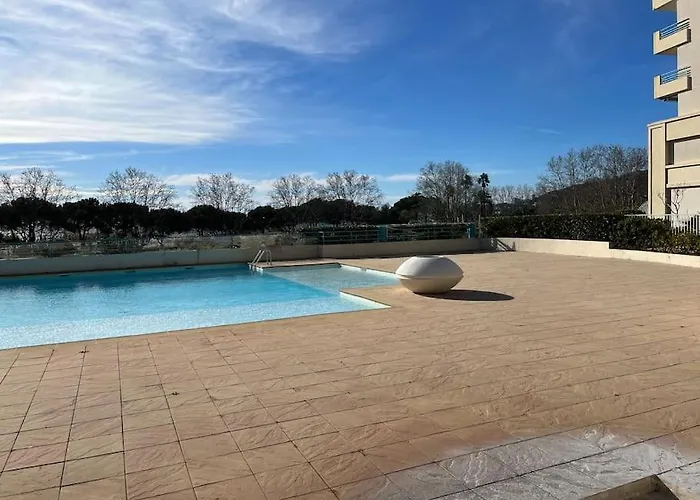 F2 Climatise, Piscine, Parking, Tout A Pied