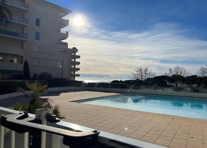 F2 Climatise, Piscine, Parking, Tout A Pied