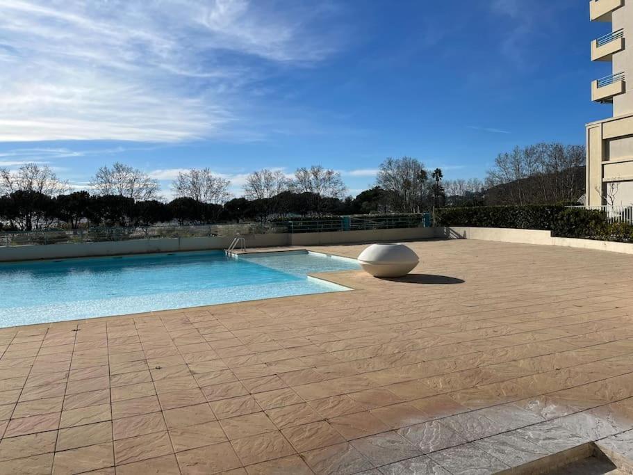 F2 Climatise, Piscine, Parking, A Pied Apartamento *
