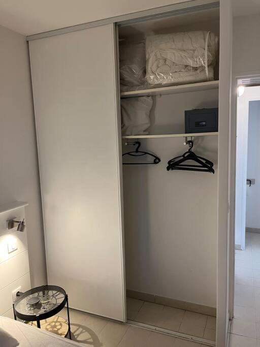 Apartment F2 Climatise, Piscine, Parking, A Pied