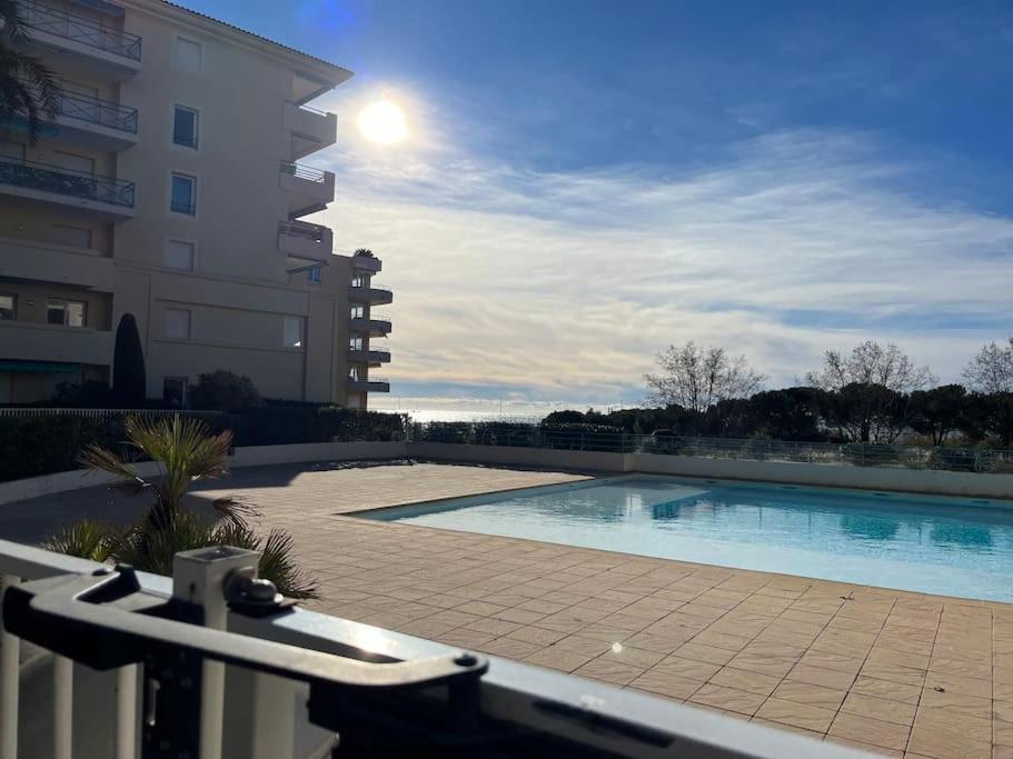 F2 Climatise, Piscine, Parking, A Pied Antibes