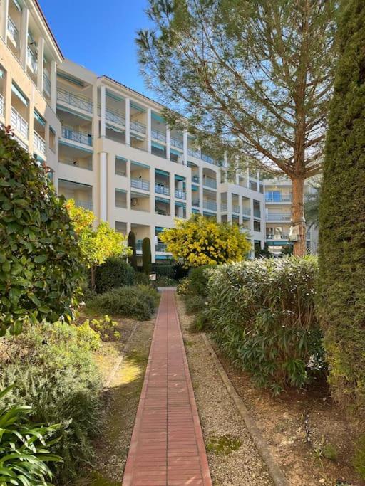 Apartment F2 Climatise, Piscine, Parking, A Pied Antibes